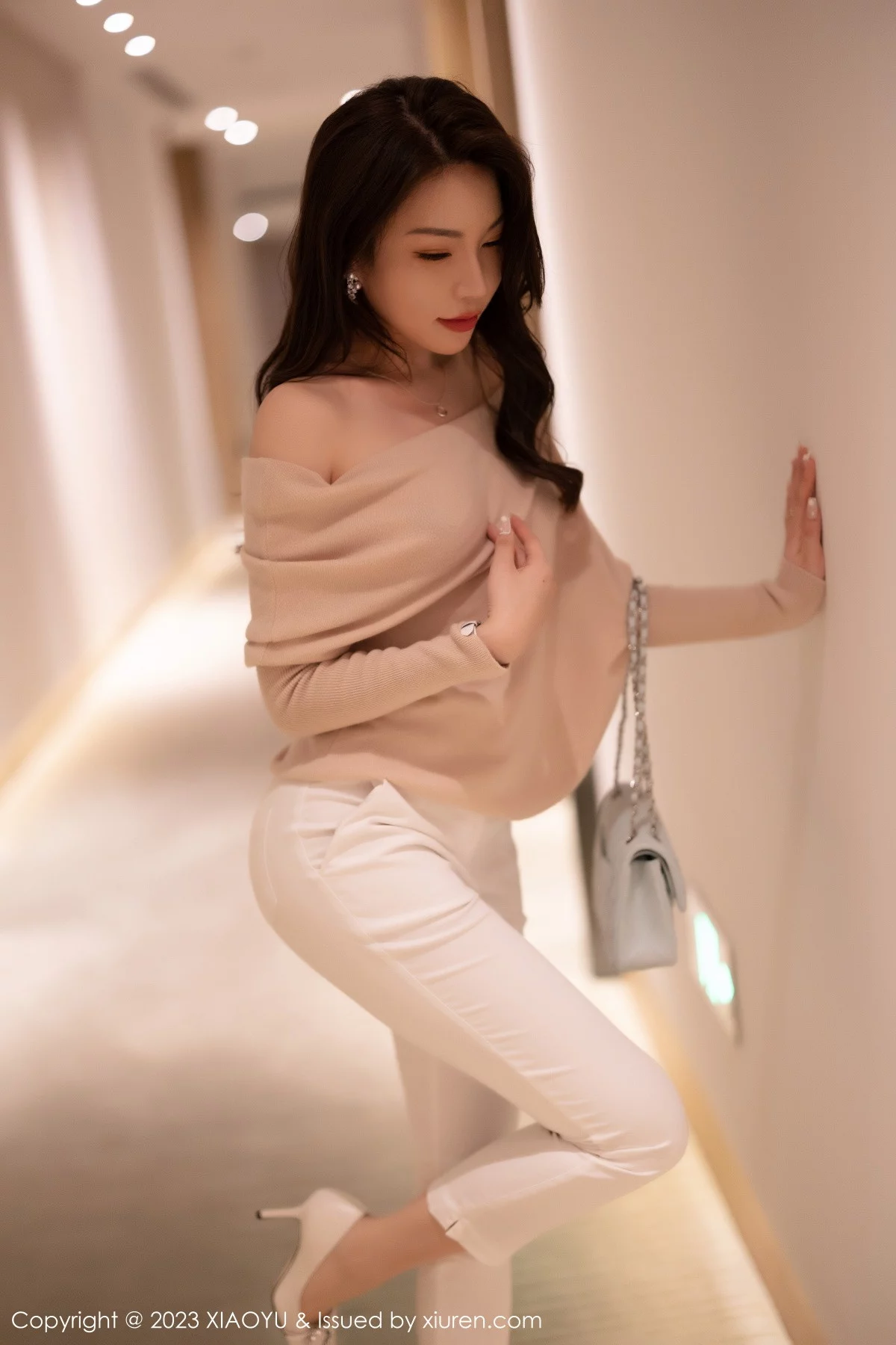 Xrmnw.Com[XiaoYu画语界]Vol.940_女神徐莉芝Booty浅暖色上衣配白色长裤露白色刺绣内衣诱惑写真93P